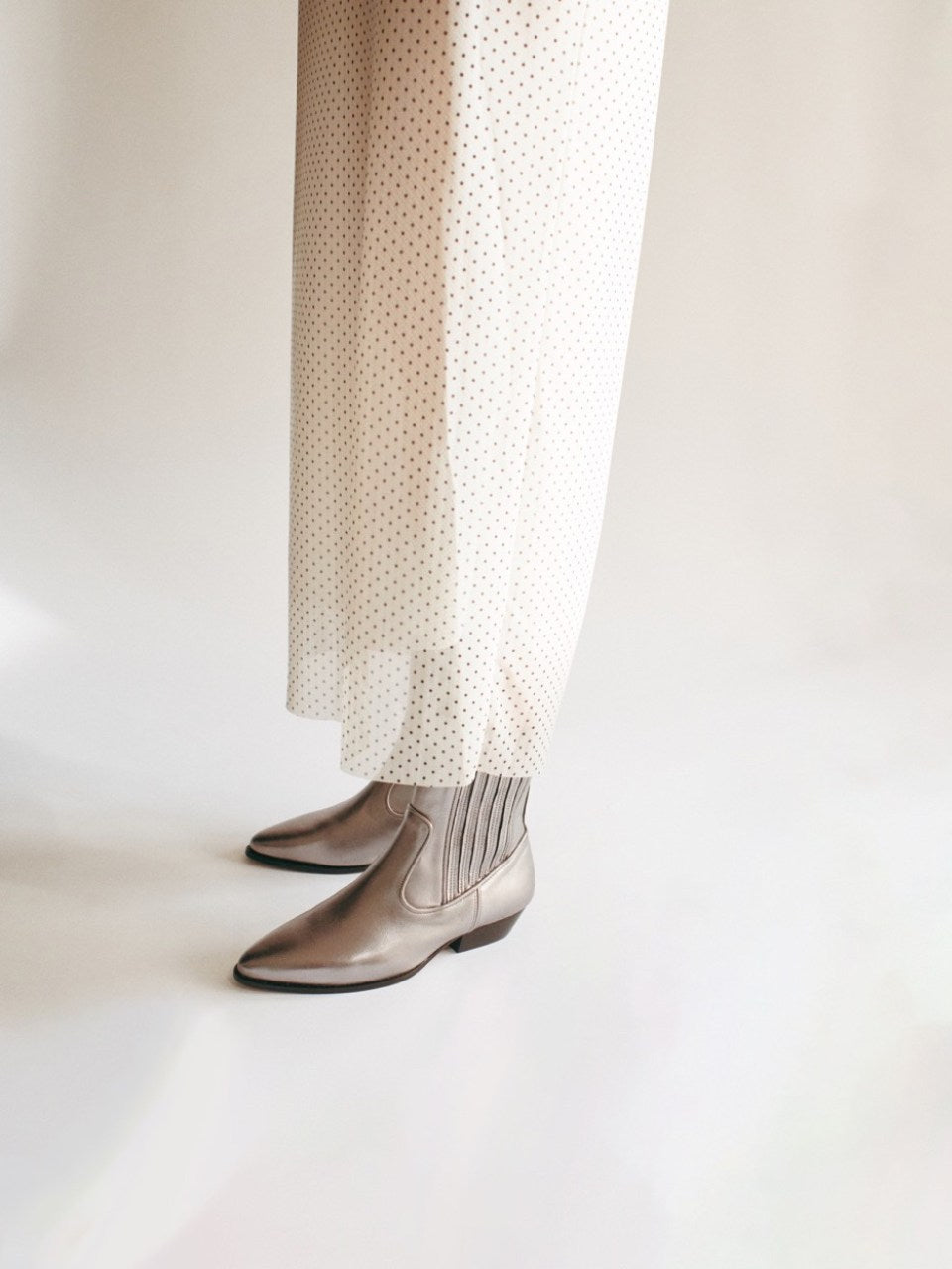 Bottine-Socque-abbey-silver-cuir-argent-portee