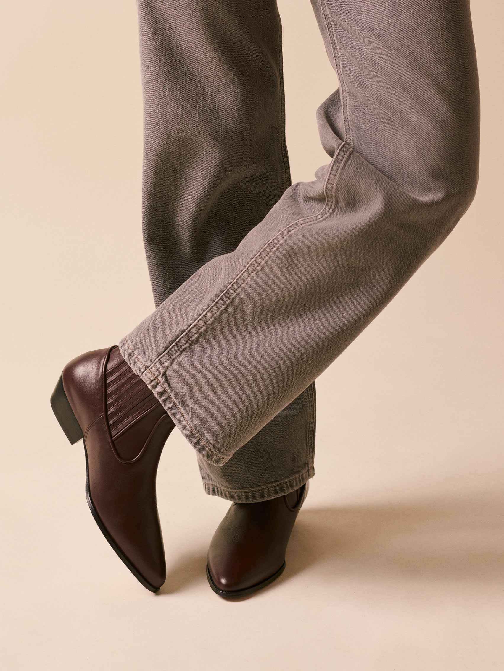 Socque-Abbey-Chocolat-Bottines-Santiag-Marron-Vue-portee