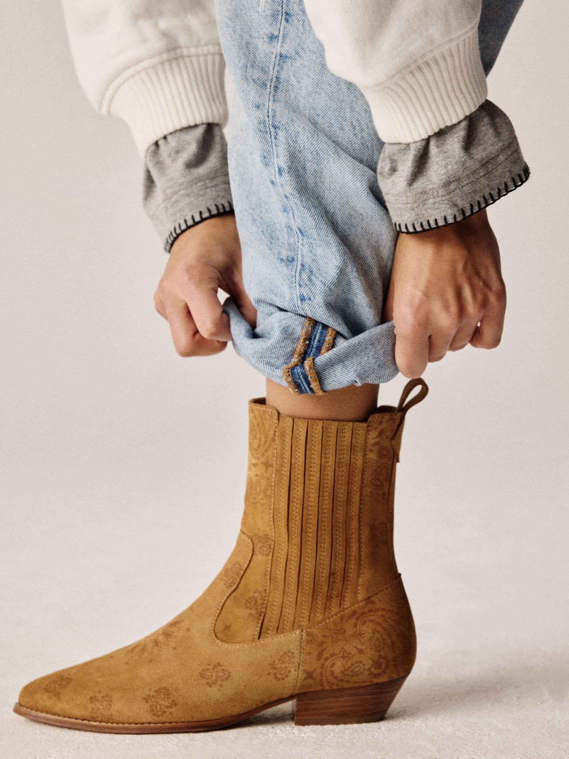 Socque-Arizona-Love-Bottine-Abbey-Daim-Camel-Portee-Profil