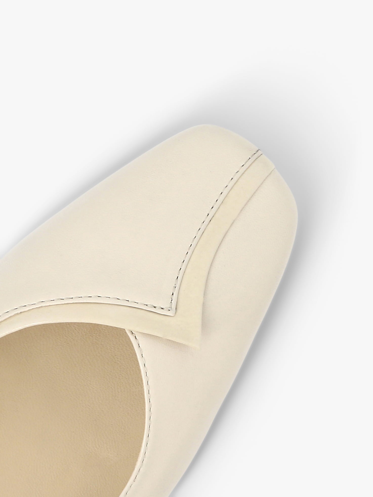 Socque-Ballerine-Ariane-Cuir-Creme-Detail1