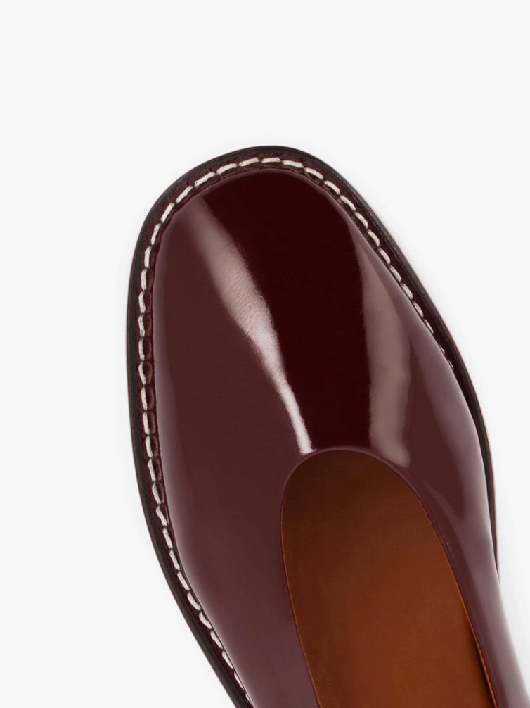 Socque-Etche-bordeaux-Ballerine-cuir-vernis-detail-top