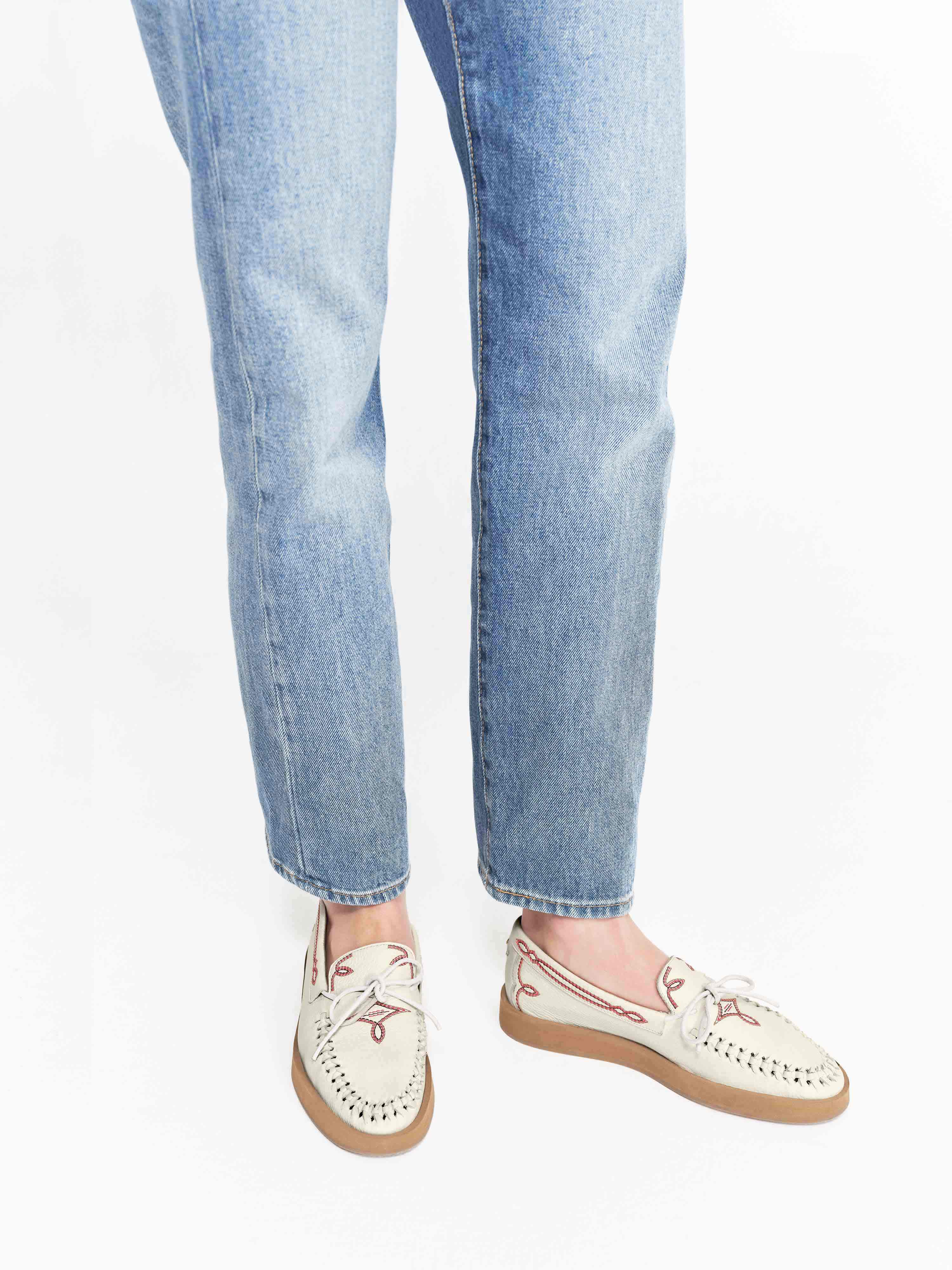 Socque-Paris-Mocassin-Indien-Cuir-Creme-Portee