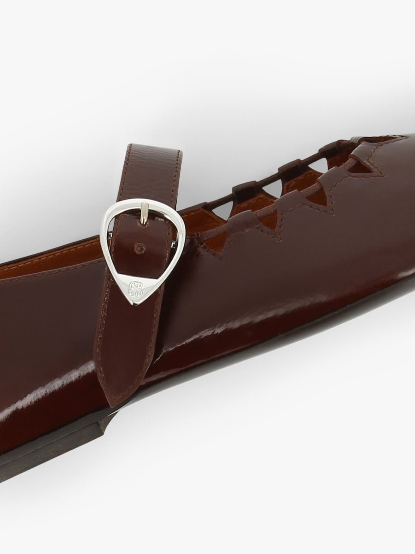 Socque-ballerine-maryjane-plate-ginger-cuir-marron-vernis-vue-details