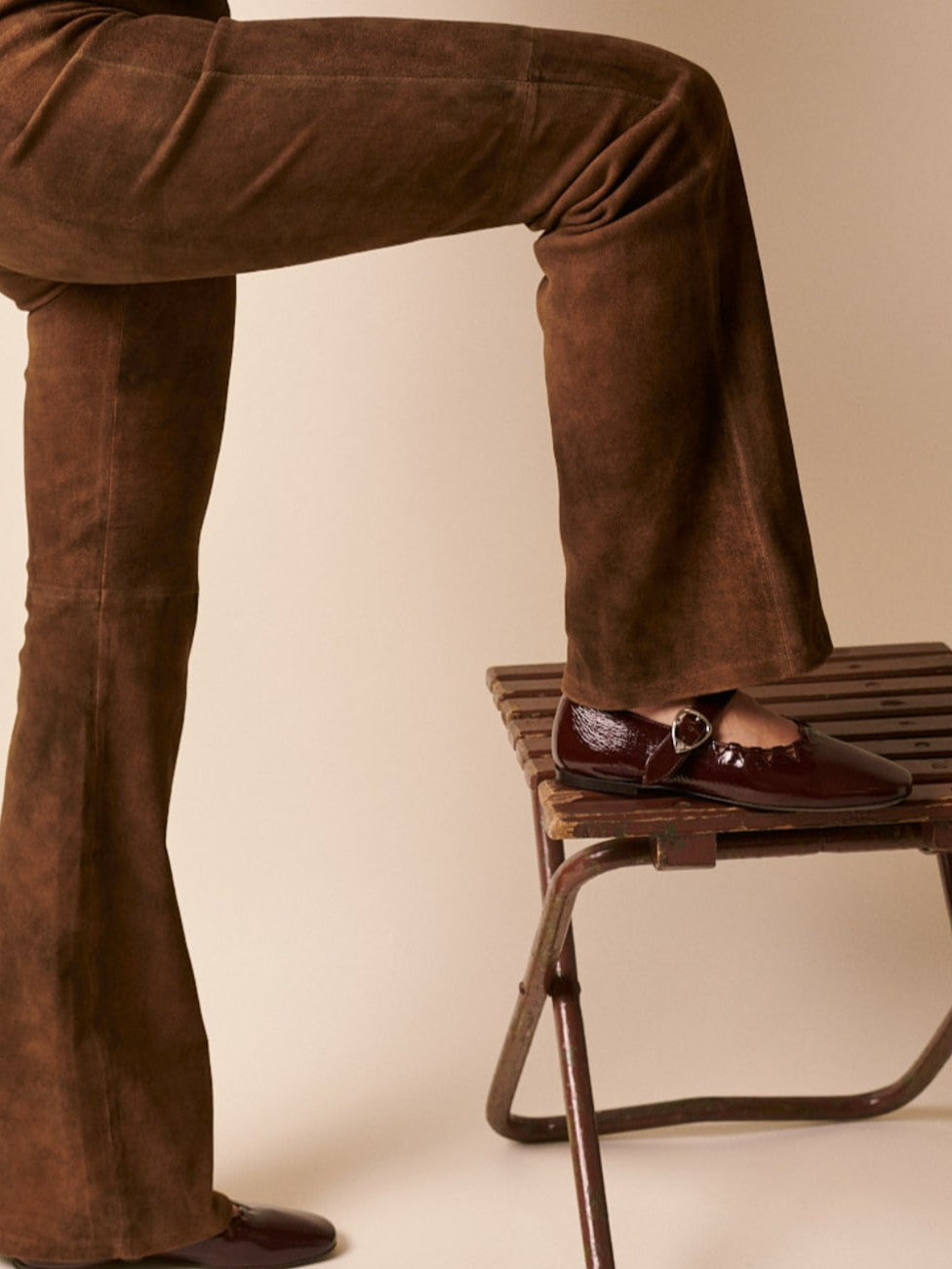 Socque-ballerine-maryjane-plate-ginger-cuir-marron-vernis-vue-portee