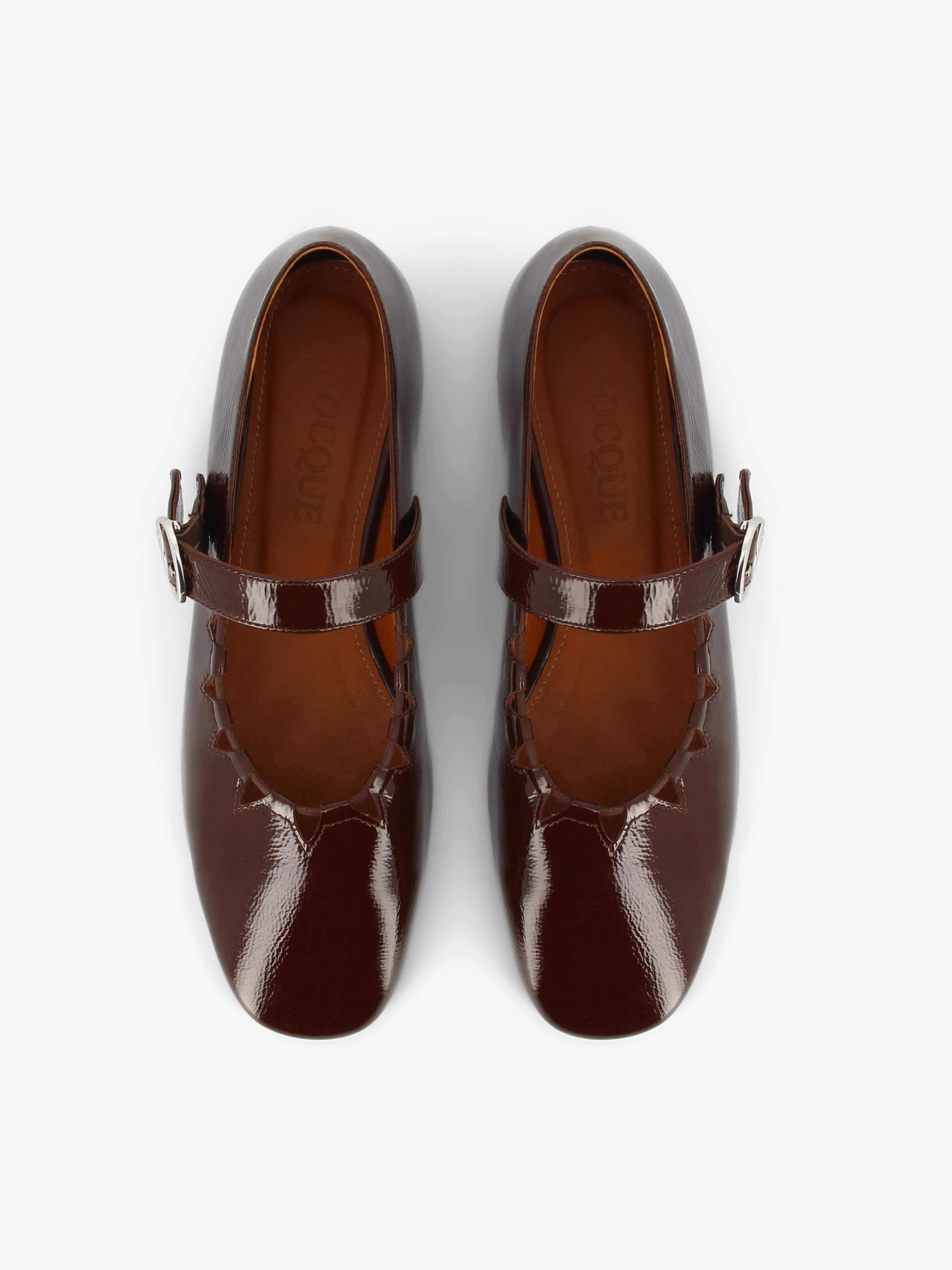 Socque-ballerine-maryjane-plate-ginger-cuir-marron-vernis-vue-portee