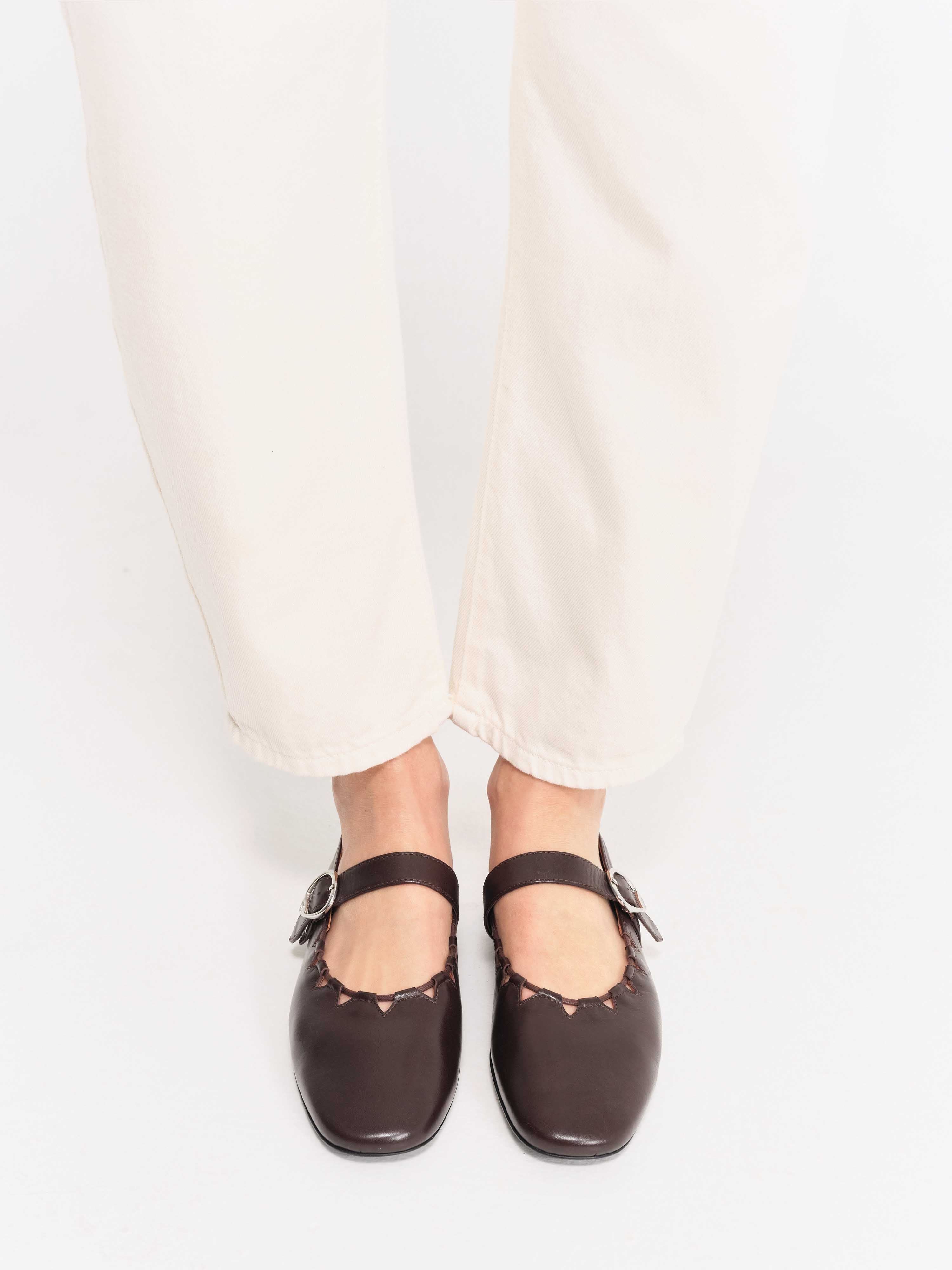 Socque-ballerine-plate-Ginger-Cuir-Chocolat-Portee