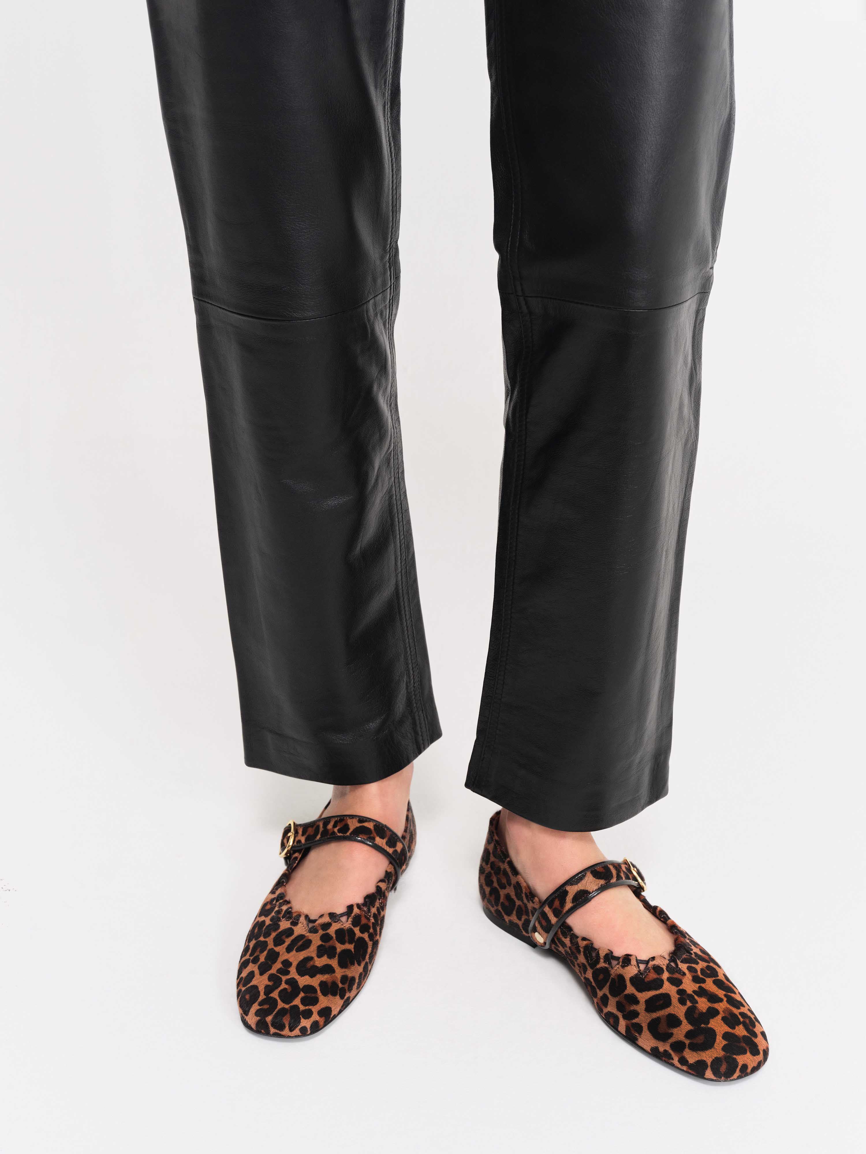 Socque-ballerine-plate-Ginger-leopard-porte