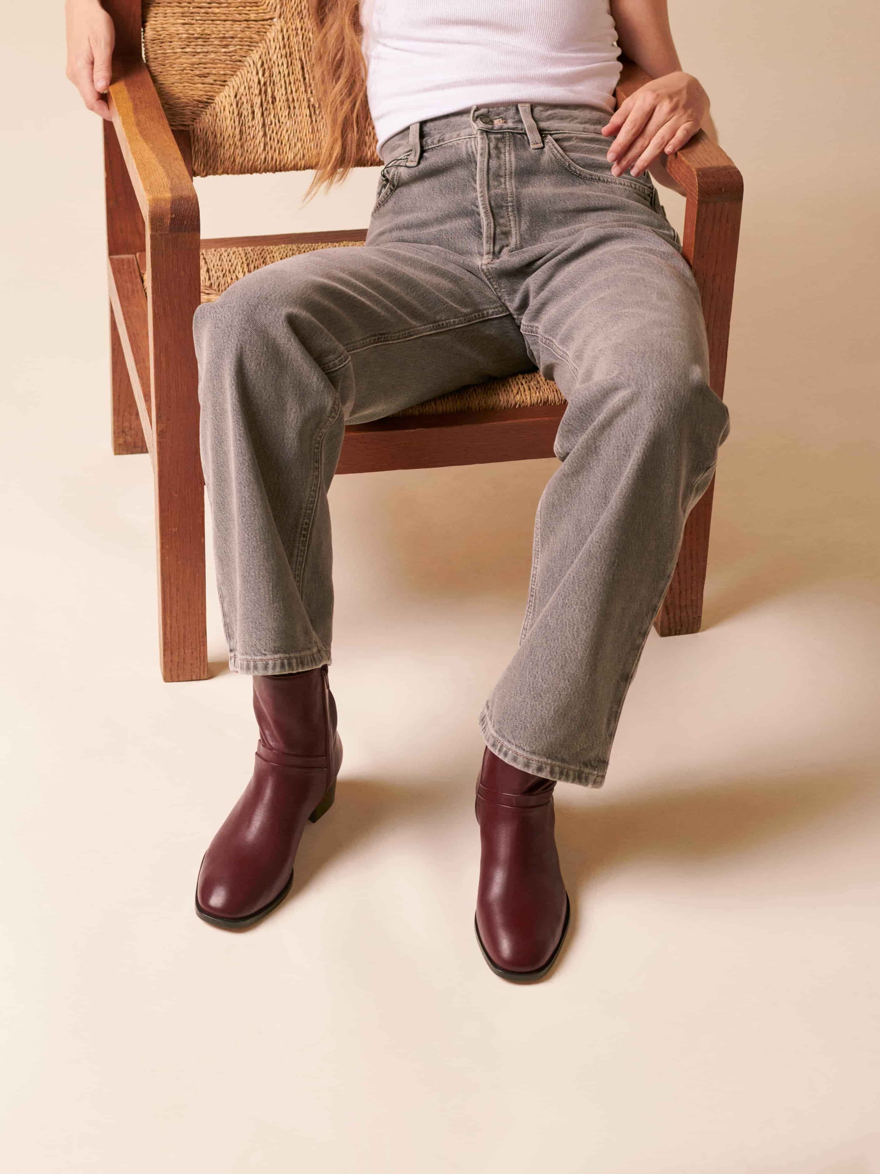 Socque-bottine-beetleboot-Dover-cuir-bordeaux-profil-portee