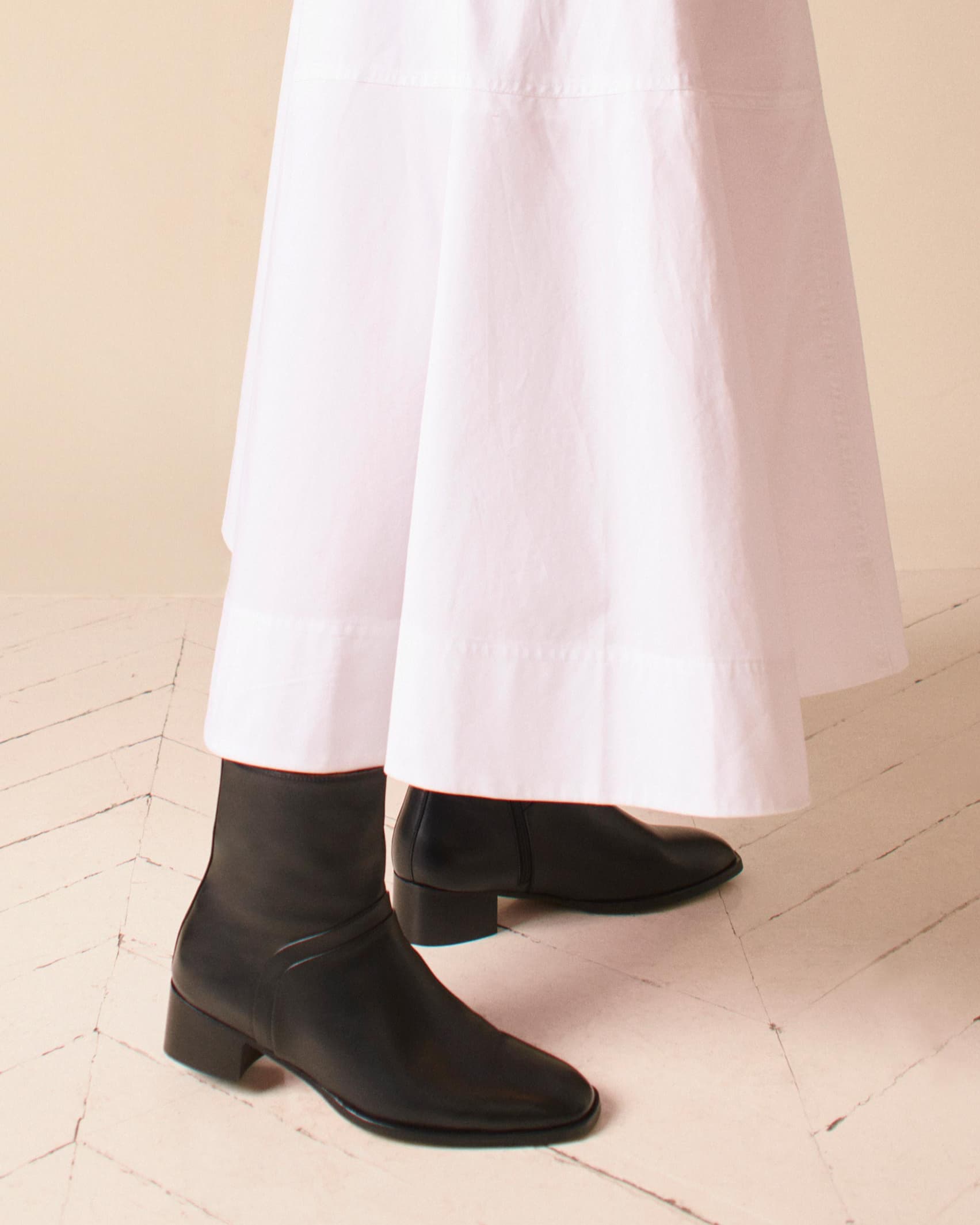 Socque-bottine-beetleboot-Dover-cuir-noir-portee