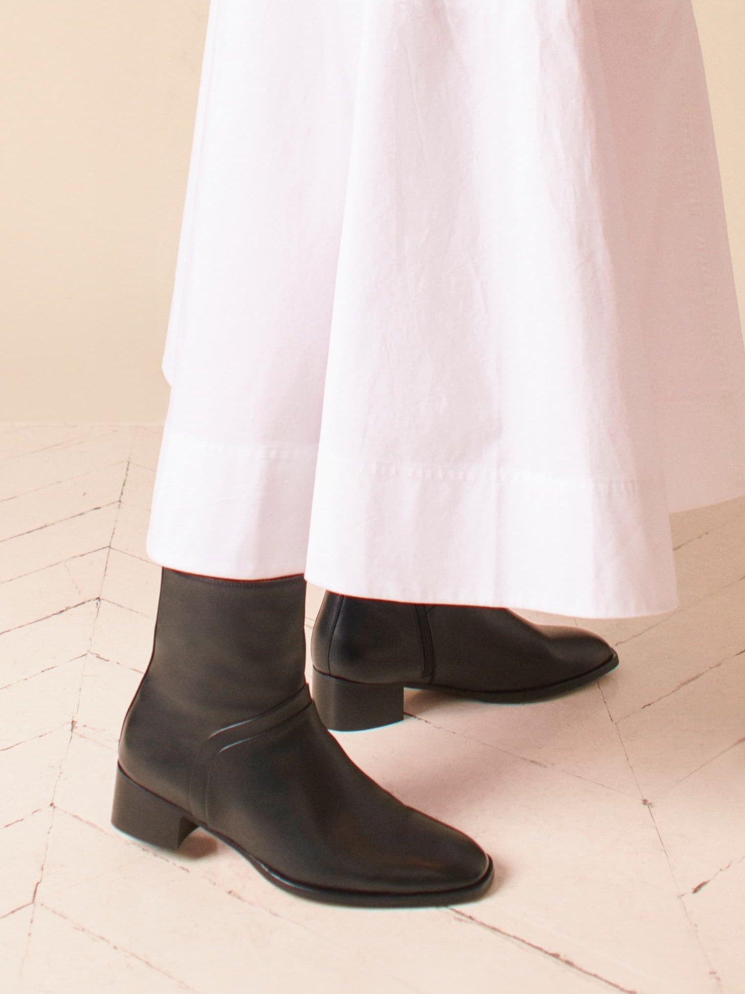 Socque-bottine-beetleboot-Dover-cuir-noir-portee