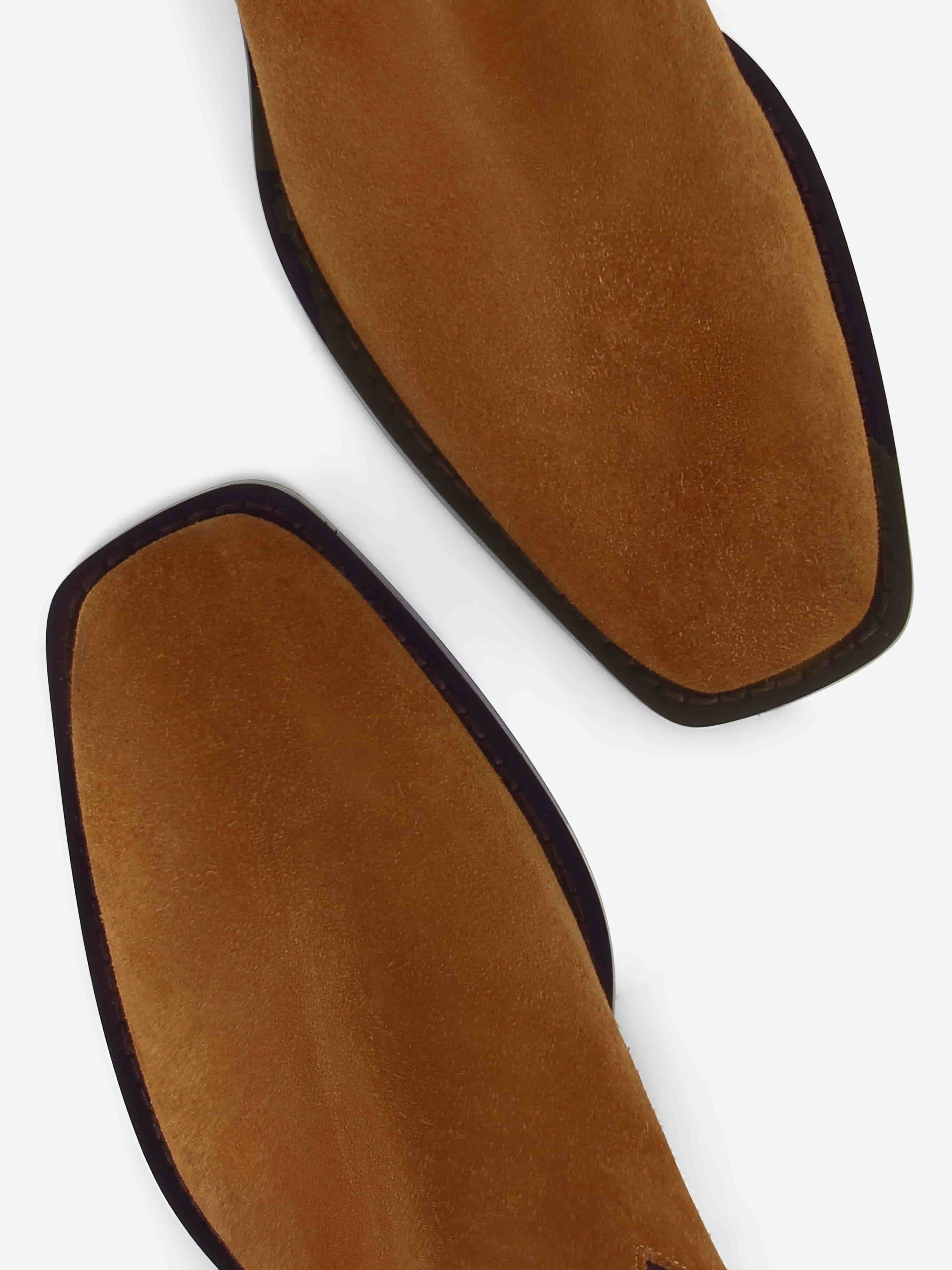 Socque-bottine-chelsea-Clyde-daim-camel-top-detail