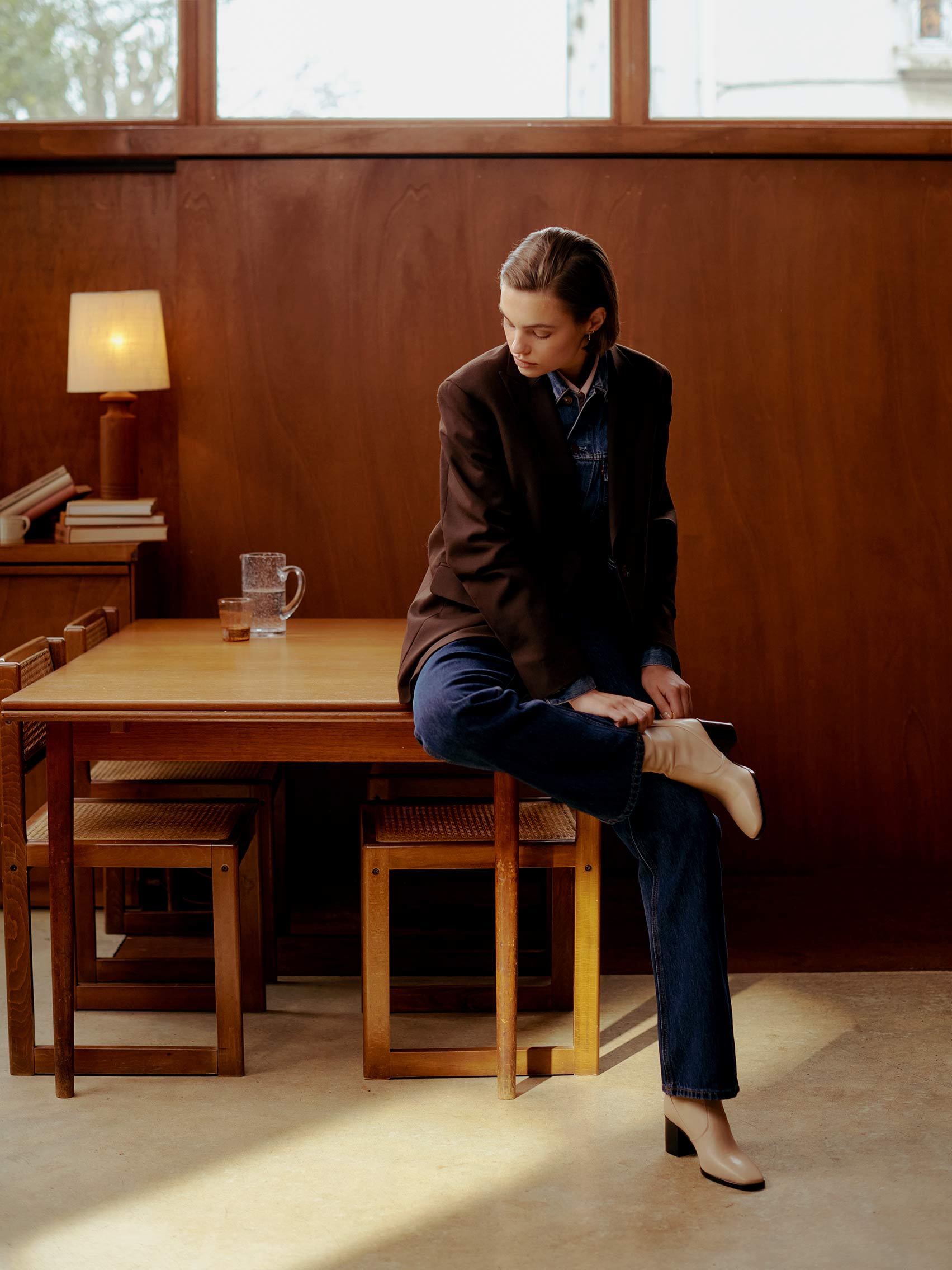 Socque-bottine-cliff-talon-cuir-creme-beige-latte-portee