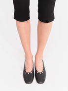Ballerine-escarpin-a-talon-cuir-nappa-noir-portee