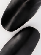 Socque Paris - Boudoir Noir - Cuissardes seconde peau en cuir de veau noir.