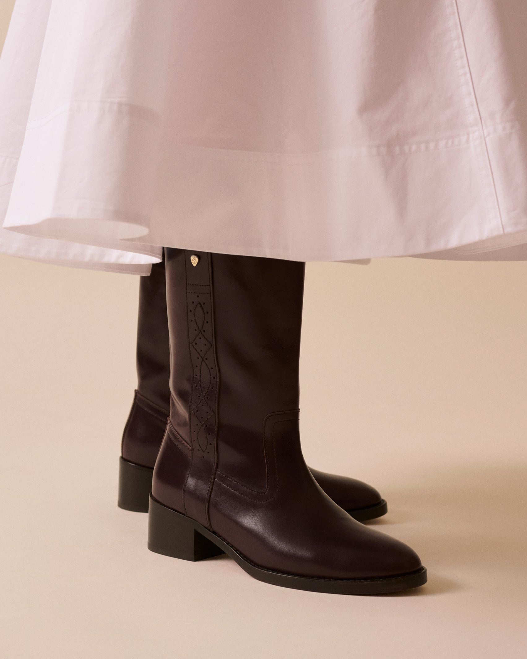 Socque-Dune-bottine-camarguaise-cuir-marron-portee