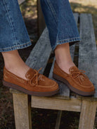 Socque-Mocassin-Indien-Totem-Daim-Camel-Creme-Portee