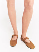 Socque-Paris-Ballerine-Babies-Ginger-Daim-Camel-Portee4