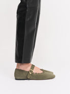 Socque-Paris-Ballerine-Ginger-Cuir-Daim-Kaki-Portee1