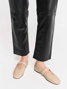 Socque-Paris-Ballerine-June-Cuir-Biscuit-Porte