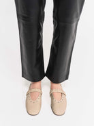 Socque-Paris-Ballerine-June-Cuir-Biscuit-Porte