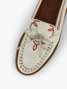 Socque-Paris-Mocassin-Indien-Cuir-Creme-Detail-Top