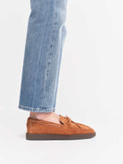 Socque-Paris-Mocassin-Indien-Daim-Camel-Ajoure-Portee