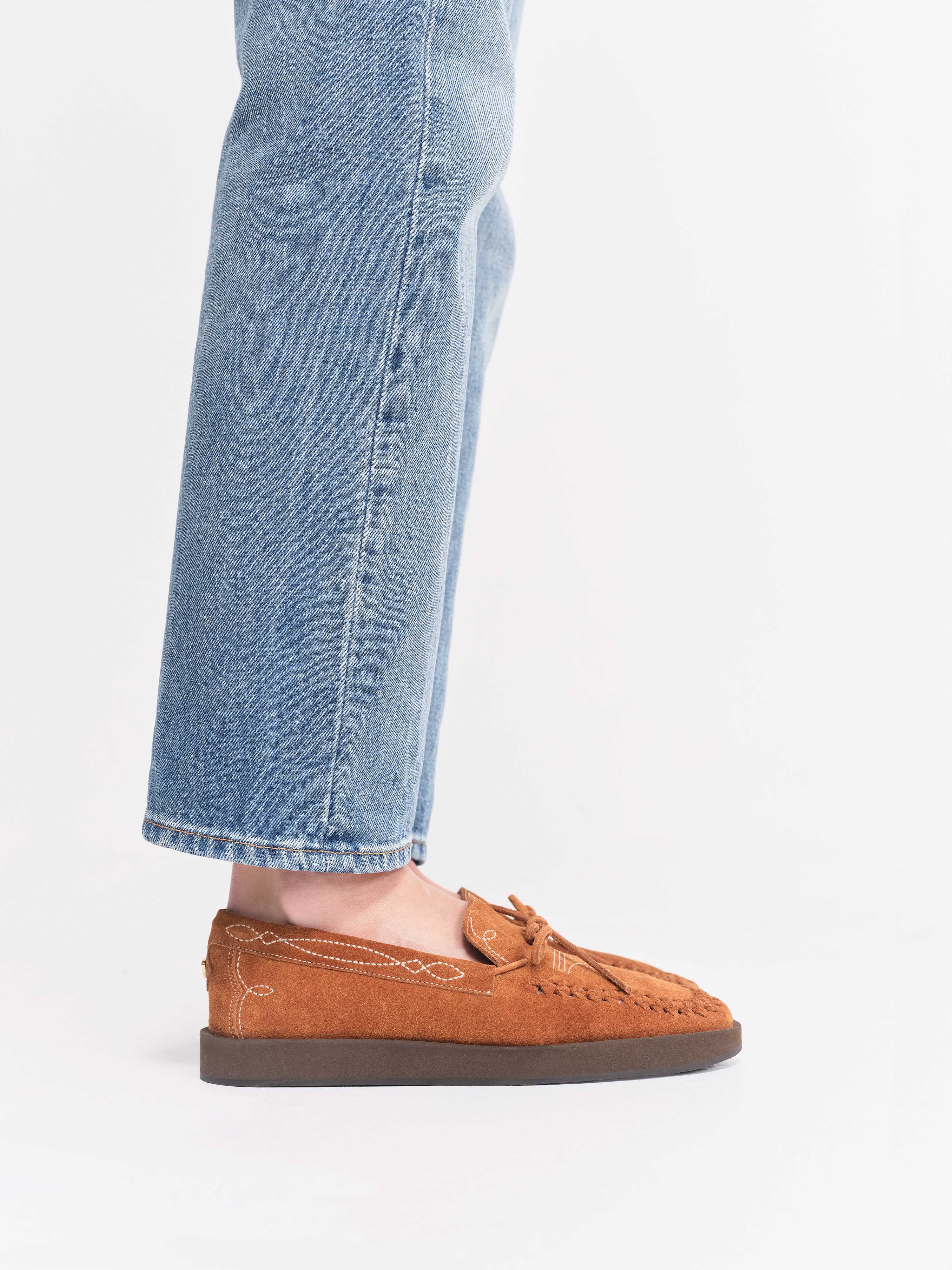 Socque-Paris-Mocassin-Indien-Daim-Camel-Ajoure-Portee