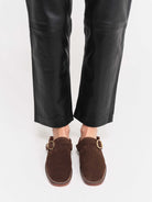 Socque-Paris-Mule-Lucca-Daim-Chocolat-Portee