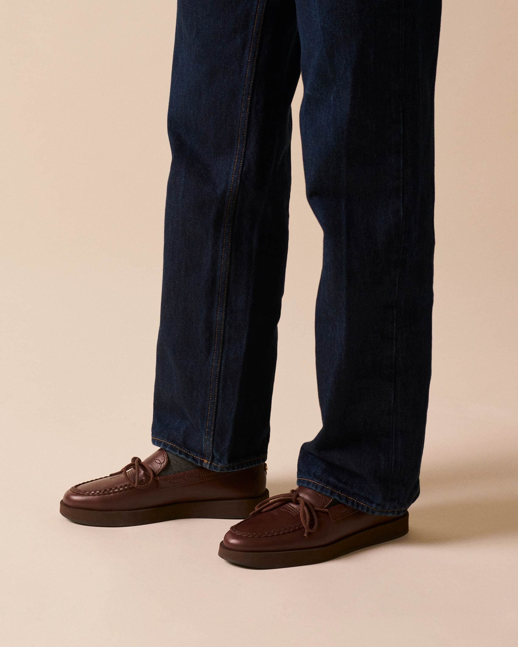 Socque-Totem-moccasin-indien-cuir-marron-portee