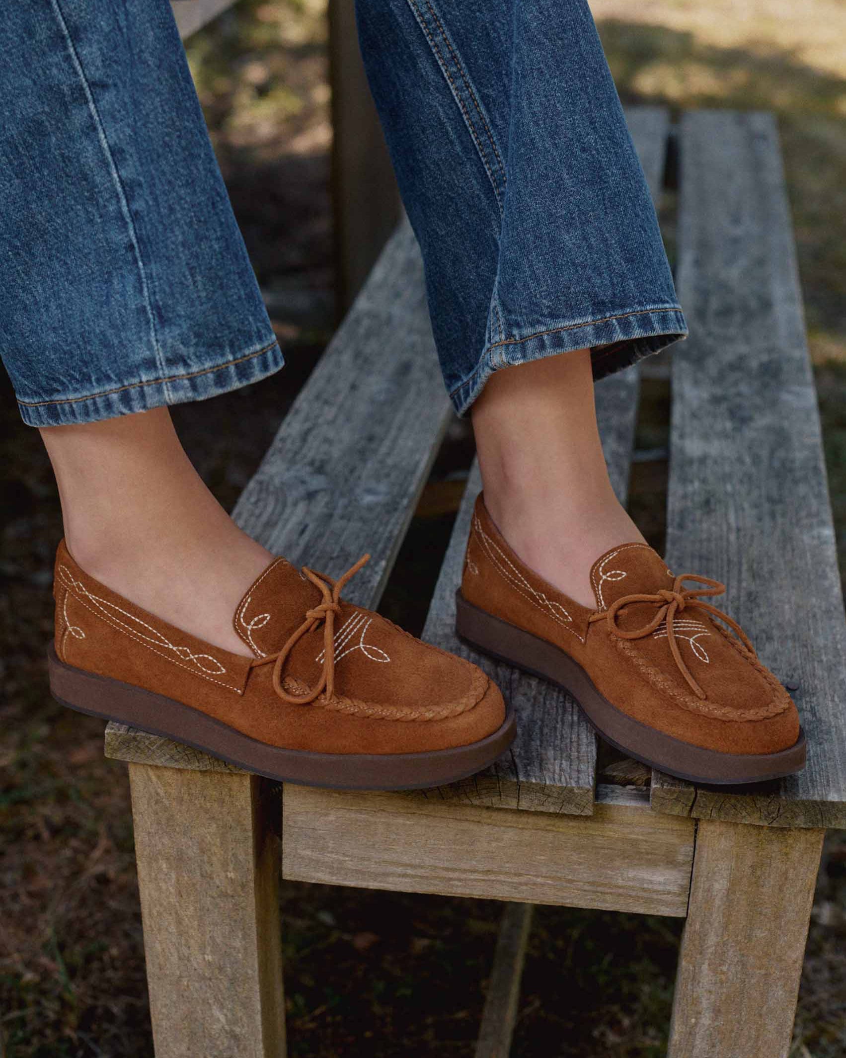 Socque-Totem-moccasin-indien-daim-camel-creme-portee