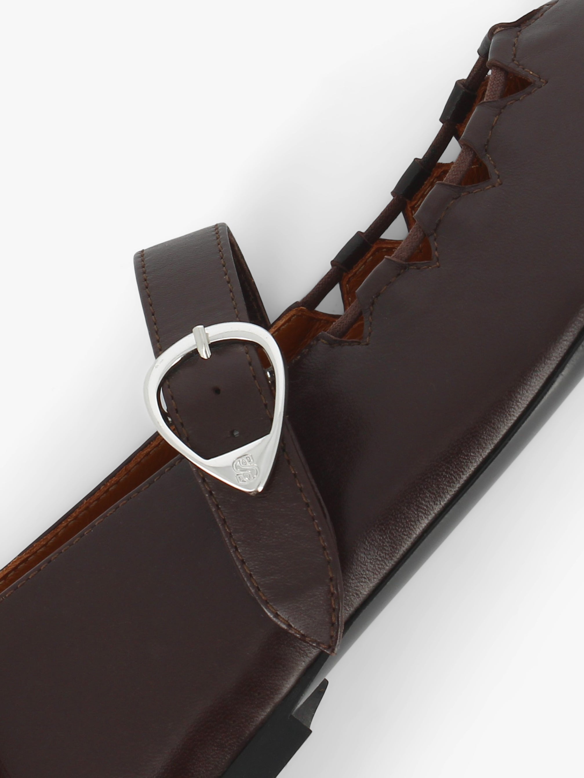 Socque-ballerine-plate-Ginger-Cuir-Chocolat-Detail