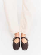 Socque-ballerine-plate-Ginger-Cuir-Chocolat-Porte