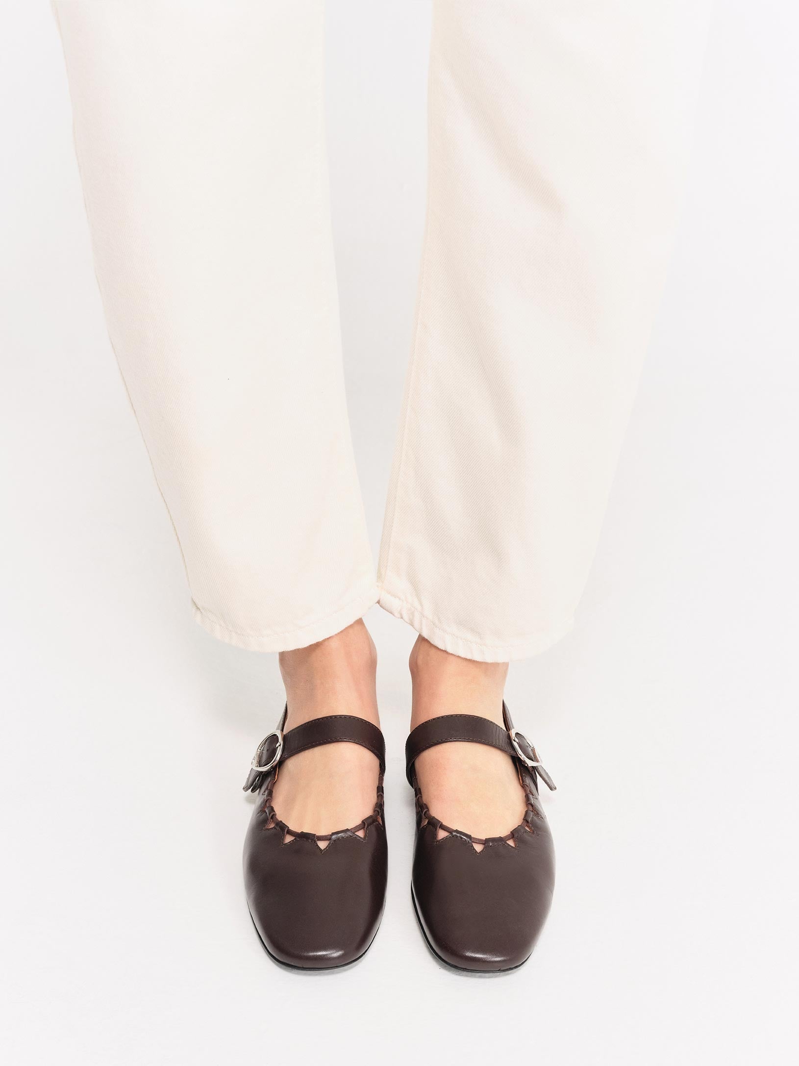 Socque-ballerine-plate-Ginger-Cuir-Chocolat-Porte