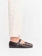 Socque-ballerine-plate-Ginger-Cuir-Chocolat-Portee2