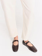 Socque-ballerine-plate-Ginger-Cuir-Chocolat-Portee5