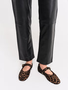 Socque-ballerine-plate-Ginger-leopard-porte4