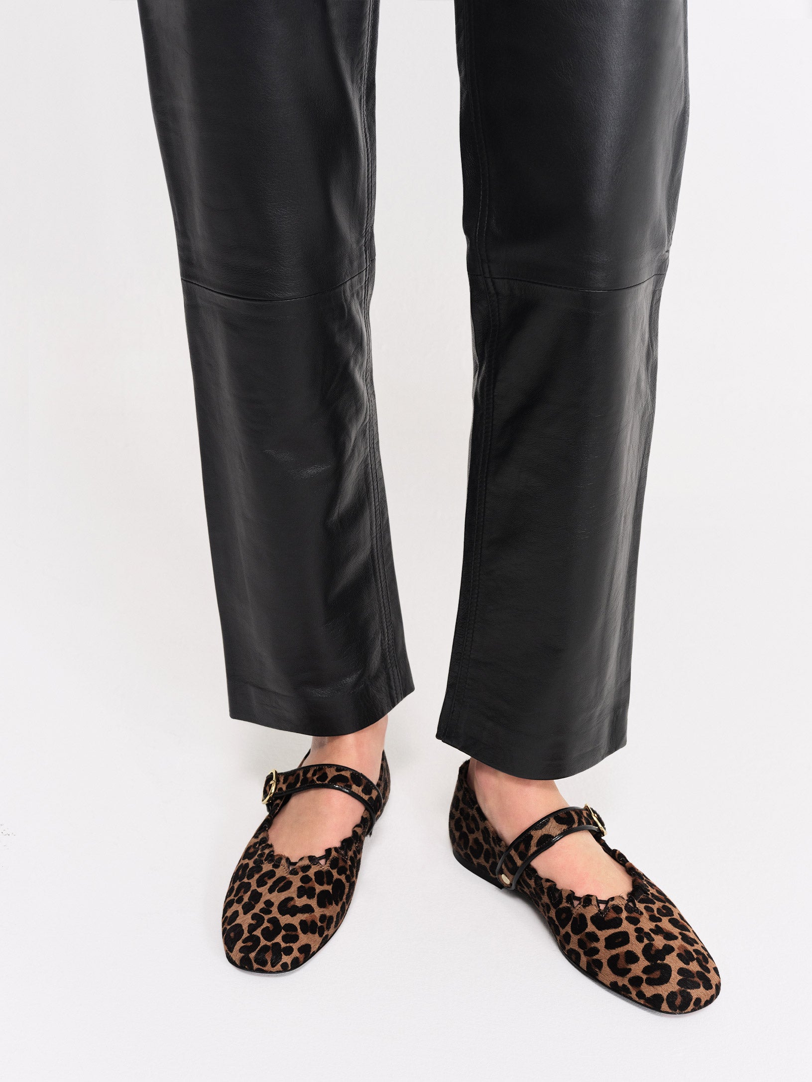 Socque-ballerine-plate-Ginger-leopard-porte4