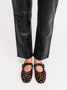 Socque-ballerine-plate-Ginger-leopard-portee4