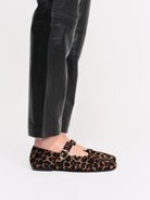 Socque-ballerine-plate-Ginger-leopard-porte5