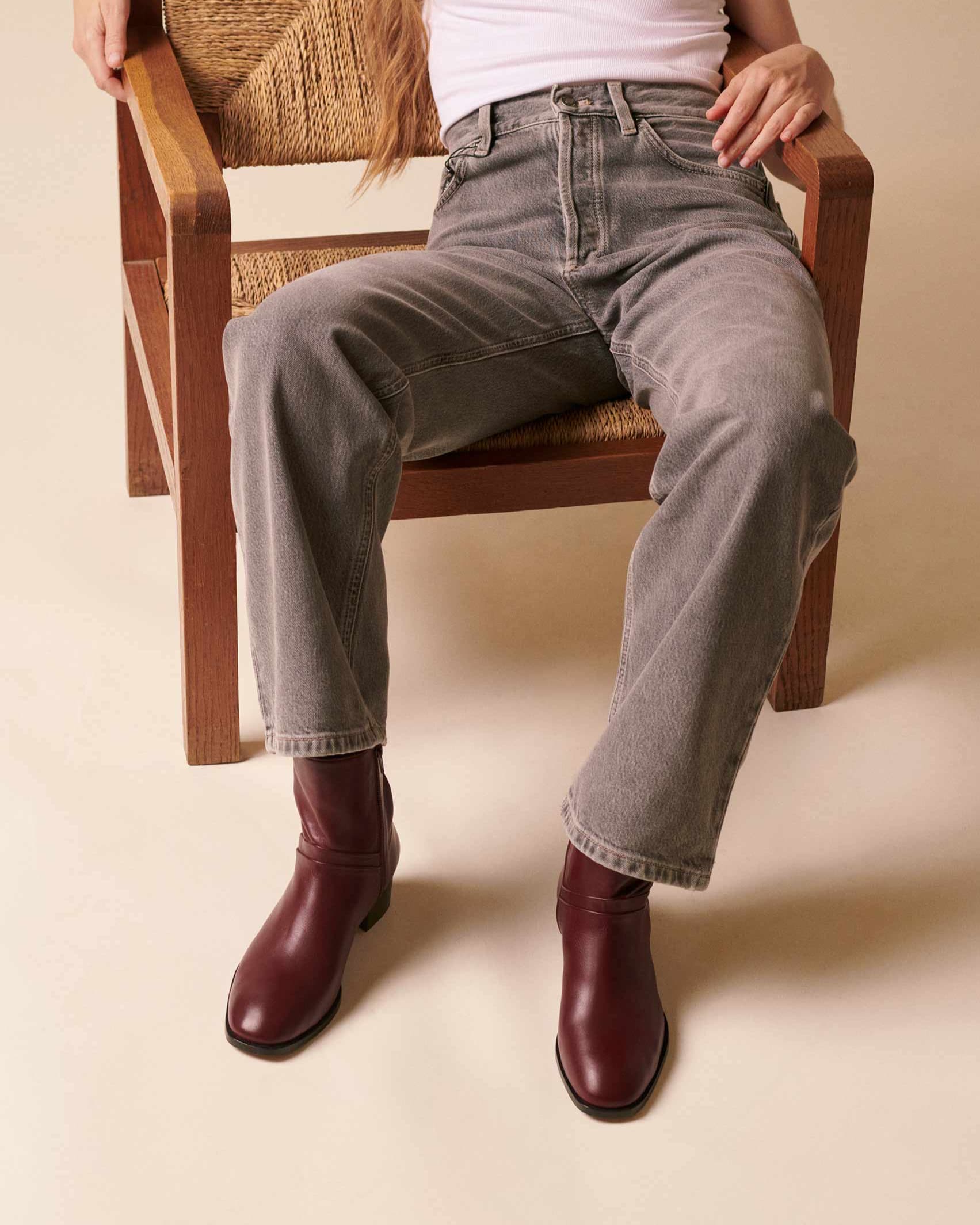 Socque-bottine-beetleboot-Dover-cuir-bordeaux-portee