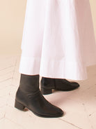 Socque-bottine-beetleboot-Dover-cuir-noir-portee