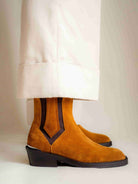 Socque-bottine-chelsea-Clyde-daim-camel-portee1