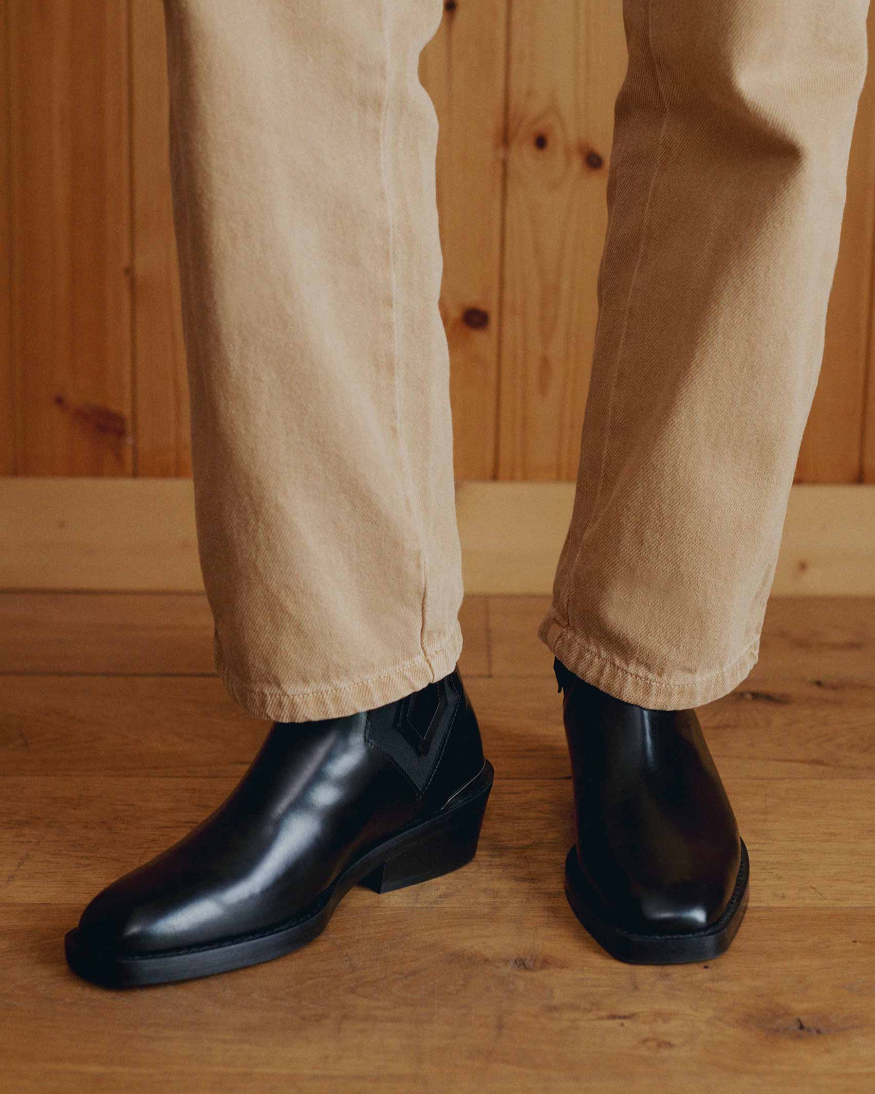 Socque-bottine-chelsea-Clyde-polido-noir-portee