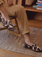 Socque-Totem-Moccasin-indien-Cuir-vache-imprime-closeup