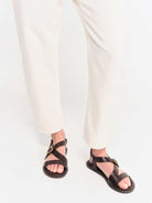 socque-paris-sandale-hydra-chocolat-portee