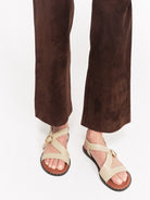 socque-paris-sandale-hydra-creme-portee