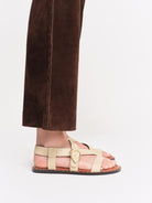 socque-paris-sandale-hydra-creme-portee