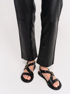 socque-paris-sandale-hydra-noire-portee